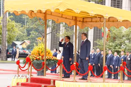 Tổng Bí thư, Chủ tịch nước Tô Lâm và Tổng thống Myanmar Min Aung Hlaing thực hiện nghi thức chào cờ. (Ảnh: Thống Nhất, Phạm Kiên/TTXVN)