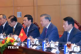 Tổng Bí thư, Chủ tịch nước Tô Lâm và thành viên đoàn Việt Nam tại cuộc hội đàm với Tổng thống Myanmar Min Aung Hlaing. (Ảnh: Phạm Kiên/TTXVN)