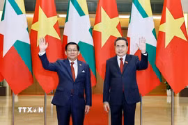 Chủ tịch Quốc hội Trần Thanh Mẫn hội kiến Tổng thống nước Cộng hòa Liên bang Myanmar Min Aung Hlaing. (Ảnh: Doãn Tấn/TTXVN)