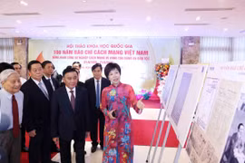 Tổng Giám đốc TTXVN Vũ Việt Trang giới thiệu trưng bày ảnh chuyên đề "100 năm Báo chí cách mạng Việt Nam" với các đại biểu dự hội thảo. (Ảnh: Phương Hoa/TTXVN)