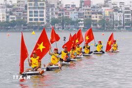Các đội thuyền diễu hành trên mặt nước Hồ Tây, tạo nên khung cảnh sôi động trong ngày hội thể thao. (Ảnh: Khánh Hòa/TTXVN)