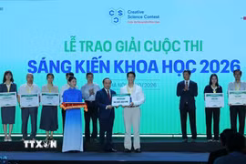 Bộ trưởng Bộ Khoa học và Công nghệ Vũ Hải Quân trao giải Nhất - Giải cuộc thi "Sáng kiến Khoa học năm 2026". (Ảnh: Hoàng Hiếu/TTXVN)