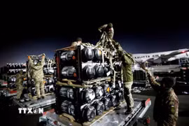 Quân nhân Ukraine bốc dỡ tên lửa chống tăng Javelin trong gói viện trợ vũ khí của Mỹ tại sân bay quốc tế Boryspil, ngoại ô Kiev. (Ảnh: REUTERS/TTXVN)