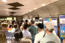Người dân xếp hàng chờ lên tàu điện ngầm ở thủ đô Washington D.C. (Ảnh: Ngọc Quang/TTXVN)