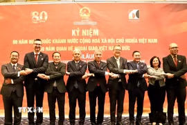 Đại sứ Nguyễn Đắc Thành (đứng giữa) chụp ảnh lưu niệm với các đại sứ khách khách mời tham dự kỷ niệm 80 năm Quốc khánh. (Ảnh: Phương Hoa/TTXVN)