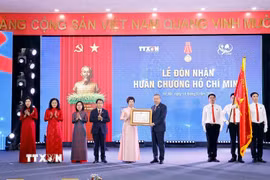 Tổng Bí thư Tô Lâm trao Huân chương Hồ Chí Minh lần thứ ba cho Thông tấn xã Việt Nam. (Ảnh: Doãn Tấn/TTXVN)