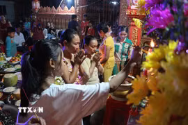 Đồng bào Khmer cầu nguyện tại chùa Ratana Paphia Vararam. (Ảnh: Hồng Thái/TTXVN)