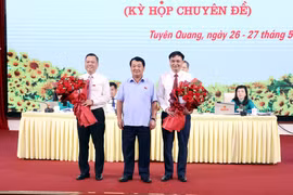 Bí thư Tỉnh ủy Tuyên Quang Hầu A Lềnh (giữa) chúc mừng ông Đỗ Anh Tuấn (trái), Giám đốc Sở Nội vụ tỉnh Tuyên Quang và ông Đỗ Hùng Đức, Bí thư Đảng ủy, Chủ tịch HĐND phường Minh Xuân giữ chức vụ Phó Chủ tịch UBND tỉnh Tuyên Quang khóa XX, nhiệm kỳ 2026-2031. (Ảnh: Quang Cường/TTXVN)