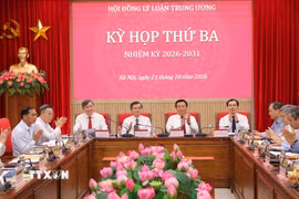 Các đại biểu chủ trì kỳ họp. (Ảnh: Văn Điệp/TTXVN)