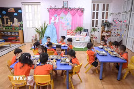 Học sinh Trường Mầm non chất lượng cao Mai Dịch (phường Phú Diễn, Hà Nội) trong giờ ăn trưa. (Ảnh: Nguyễn Cúc/TTXVN)