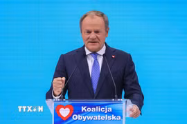 Thủ tướng Ba Lan Donald Tusk phát biểu tại một diễn đàn ở thủ đô Warsaw, ngày 25/10/2025. (Ảnh: PAP/TTXVN)