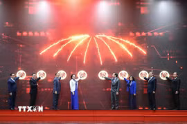 Bộ trưởng Phạm Thị Thanh Trà và 7 Thứ trưởng thực hiện nghi thức ra mắt Bộ Nội vụ. (Ảnh: TTXVN phát)