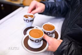 Người dân pha càphê tại Istanbul, Thổ Nhĩ Kỳ, ngày 5/12/2024. (Ảnh: THX/TTXVN)