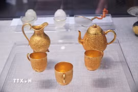 Triển lãm quy tụ 23 nhà sưu tập với hơn 100 hiện vật, bộ hiện vật độc đáo được chế tác dưới thời Nguyễn. (Ảnh: Nguyên Lý/TTXVN.)