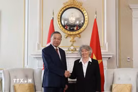 Tổng Bí thư, Chủ tịch nước Tô Lâm và Toàn quyền Canada Louise Arbour chụp ảnh chung. (Ảnh: Thống Nhất/TTXVN)