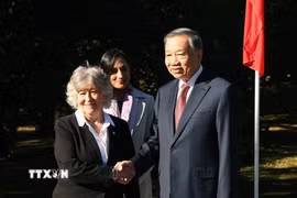 Toàn quyền Canada Louise Arbour đón Tổng Bí thư, Chủ tịch nước Tô Lâm. (Ảnh: Thống Nhất/TTXVN)