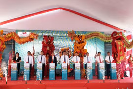 Các đại biểu thực hiện nghi thức khởi công dự án. (Ảnh: Nguyên Lý/TTXVN.)