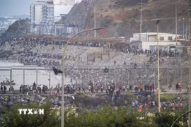Người di cư tìm cách vào Ceuta bằng cách bơi qua biển hoặc trèo qua tuyến đê chắn sóng dọc bờ biển Fnideq, thị trấn phía Bắc Maroc. (Ảnh: AA/TTXVN phát)