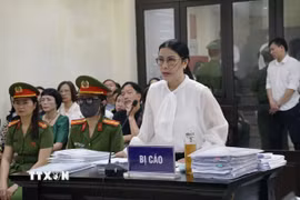 Bị cáo Nguyễn Thị Bình (cựu Hiệu trưởng trường THCS Ba Đình, Hà Nội) trình bày tại phiên tòa. (Ảnh: Kim Anh/TTXVN)
