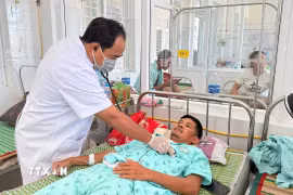 Các y, bác sỹ của Bệnh viện Đa khoa Trung tâm Gia Lai tích cực theo dõi, điều trị các ca bệnh ngộ độc sau khi ăn bánh mỳ. (Ảnh: Quang Thái/TTXVN)