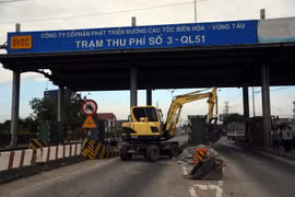 Việc tháo dỡ trạm thu phí T3 được thực hiện trước ở 2 làn trên tuyến hướng phường Vũng Tàu đi tỉnh Đồng Nai. (Ảnh: Đoàn Mạnh Dương/TTXVN)