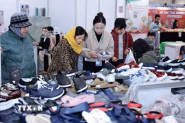 Hàng hóa trưng bày nhân Tuần lễ sản phẩm Thái Lan 2026 với sự tham gia trưng bày của hơn 100 doanh nghiệp, công ty liên doanh với 120 gian hàng giới thiệu các sản phẩm là đồ gia dụng, dịch vụ du lịch, thực phẩm đồ uống, thời trang. (Ảnh: Trần Việt/TTXVN)