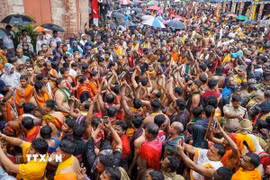 Người dân tham gia sự kiện tôn giáo ở khu vực Puri của bang Odisha, miền Đông Ấn Độ ngày 16/7/2026. (Ảnh: ANI/TTXVN phát)
