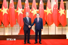 Chủ tịch Quốc hội Trần Thanh Mẫn đón Ủy viên trưởng Nhân đại toàn quốc Trung Quốc Triệu Lạc Tế. (Ảnh: Doãn Tấn/TTXVN)