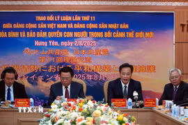 Đại diện Đảng Cộng sản Việt Nam, Đảng Cộng sản Nhật Bản và lãnh đạo tỉnh Hưng Yên chủ trì hội thảo trao đổi lý luận lần thứ 11. (Ảnh: Nguyễn Công Hải/TTXVN)