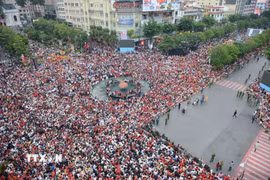 Biển người ở khu vực phố Nguyễn Huệ (Quận 1), trước trụ sở UBND Thành phố Hồ Chí Minh. (Ảnh: Mạnh Linh/TTXVN)