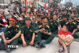 Ngay từ sáng sớm, nhiều cựu chiến binh đã di chuyển về khu vực Bến Bạch Đằng để theo dõi màn pháo lễ. (Ảnh: Hương Giang/TTXVN)