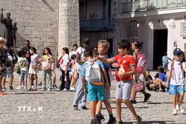 Các em học sinh vui chơi trong một buổi ngoại khóa tại Khu phố cổ Habana (Cuba). (Ảnh: Ngọc Duy/TTXVN)
