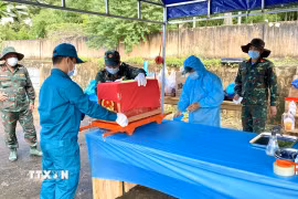 Ban Chỉ đạo về tìm kiếm, quy tập và xác định danh tính hài cốt liệt sỹ tỉnh An Giang lấy mẫu hài cốt phục vụ giám định ADN tại Nghĩa trang Liệt sỹ Tri Tôn. (Ảnh: Thanh Sang/TTXVN)