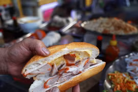 Nhân bánh mỳ với các loại thịt nguội, chả, bơ, pate… (Ảnh: Hồng Đạt/TTXVN)