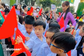 Học sinh cả nước hân hoan trong lễ khai giảng năm học mới. (Nguồn: Vietnam+)
