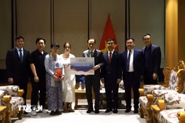 Bộ trưởng Ngoại giao Lê Hoài Trung chụp ảnh lưu niệm cùng đại diện cộng đồng và Trường đại học ngoại ngữ Yangon. (Ảnh: Đỗ Sinh/TTXVN)