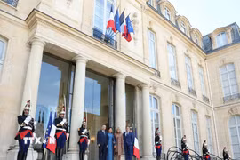 Tổng thống Pháp Emmanuel Macron và Phu nhân đón Tổng Bí thư, Chủ tịch nước Tô Lâm và Phu nhân. (Ảnh: Thống Nhất/TTXVN)