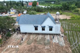 Di dời nguyên trạng căn nhà 300 tấn để mở đường kết nối sân bay Long Thành