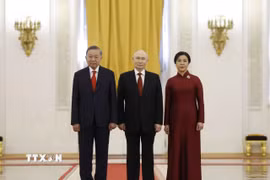 Tổng thống Liên bang Nga Vladimir Putin đón Tổng Bí thư, Chủ tịch nước Tô Lâm và Phu nhân. (Ảnh: Thống Nhất/TTXVN)