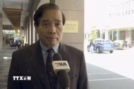 Giáo sư Vũ Minh Khương, Trường Chính sách công Lý Quang Diệu, Đại học Quốc gia Singapore (NUS), trả lời phóng viên TTXVN tại Singapore xung quanh chuyến thăm. (Ảnh: Việt Dũng/TTXVN)