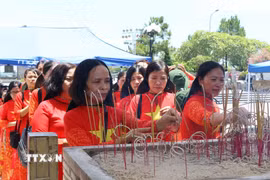 Từng dòng người thắp hương tri ân các Anh hùng liệt sỹ tại Nghĩa trang Liệt sỹ Quốc gia Đường 9. (Ảnh: Tường Vi/TTXVN)