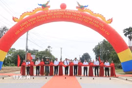 Đại biểu thực hiện nghi thức cắt băng khánh thành công trình. (Ảnh: Đinh Thùy/TTXVN)