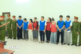 Các đối tượng liên quan đến vụ án tại cơ quan Công an. (Ảnh: TTXVN phát)