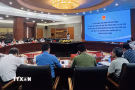 Cuộc làm việc với một số công dân có kiến nghị, khiếu nại liên quan đến việc thu hồi đất. (Ảnh: Minh Huệ/TTXVN)