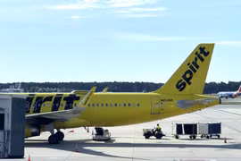Một máy bay của hãng Spirit Airlines đang đón khách tại sân bay Baltimore, bang Maryland. (Ảnh: Đoàn Hùng/TTXVN)