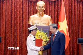 Tổng Bí thư, Chủ tịch nước Tô Lâm,trao Quyết định thăng Quân hàm từ Trung tướng lên Thượng tướng đối với đồng chí Đặng Hồng Đức, Thứ trưởng Bộ Công an. (Ảnh: Thống Nhất/TTXVN)