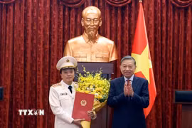 Tổng Bí thư, Chủ tịch nước Tô Lâm trao Quyết định thăng Quân hàm từ Trung tướng lên Thượng tướng đối với đồng chí Đặng Hồng Đức, Thứ trưởng Bộ Công an. (Ảnh: Thống Nhất/TTXVN)