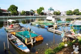 Các lồng bè nuôi cá và công trình tạm trên sông Như Ý, phường Vỹ Dạ, thành phố Huế. (Ảnh: Nguyên Lý/TTXVN)