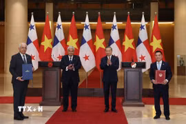 Tổng Bí thư, Chủ tịch nước Tô Lâm và Tổng thống Panama José Raúl Mulino chứng kiến lễ trao các văn kiện hợp tác giữa hai nước. (Ảnh: Thống Nhất/TTXVN)