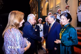 Tổng Bí thư, Chủ tịch nước Tô Lâm và Phu nhân Ngô Phương Ly đón Tổng thống Cộng hòa Panama José Raúl Mulino và Phu nhân Maricel Cohen de Mulino. (Ảnh: Tuấn Anh/TTXVN)
